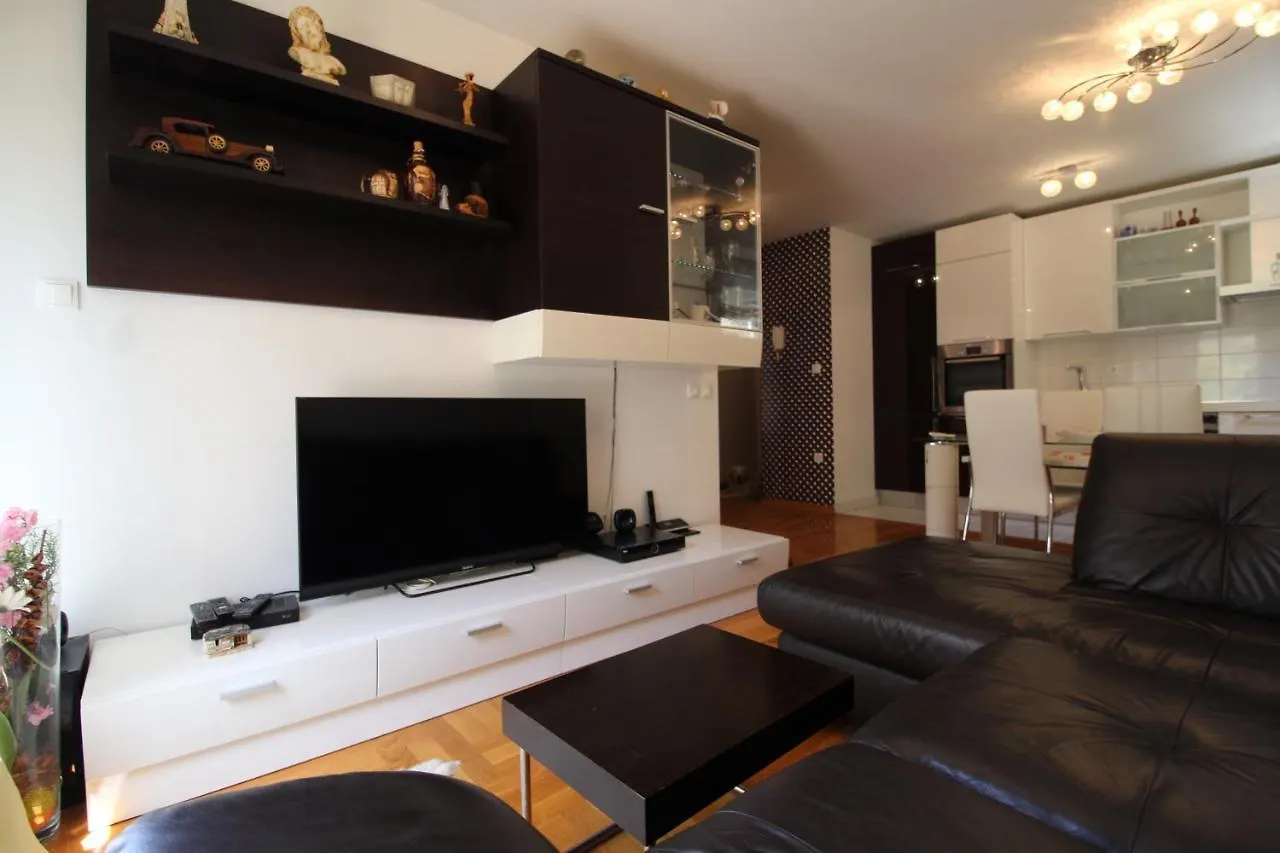 Macadamia Apartment With Garage Parking سبليت