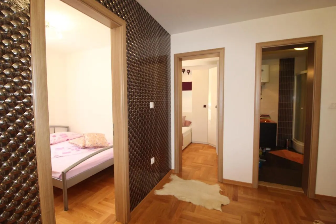 Macadamia Apartment With Garage Parking سبليت