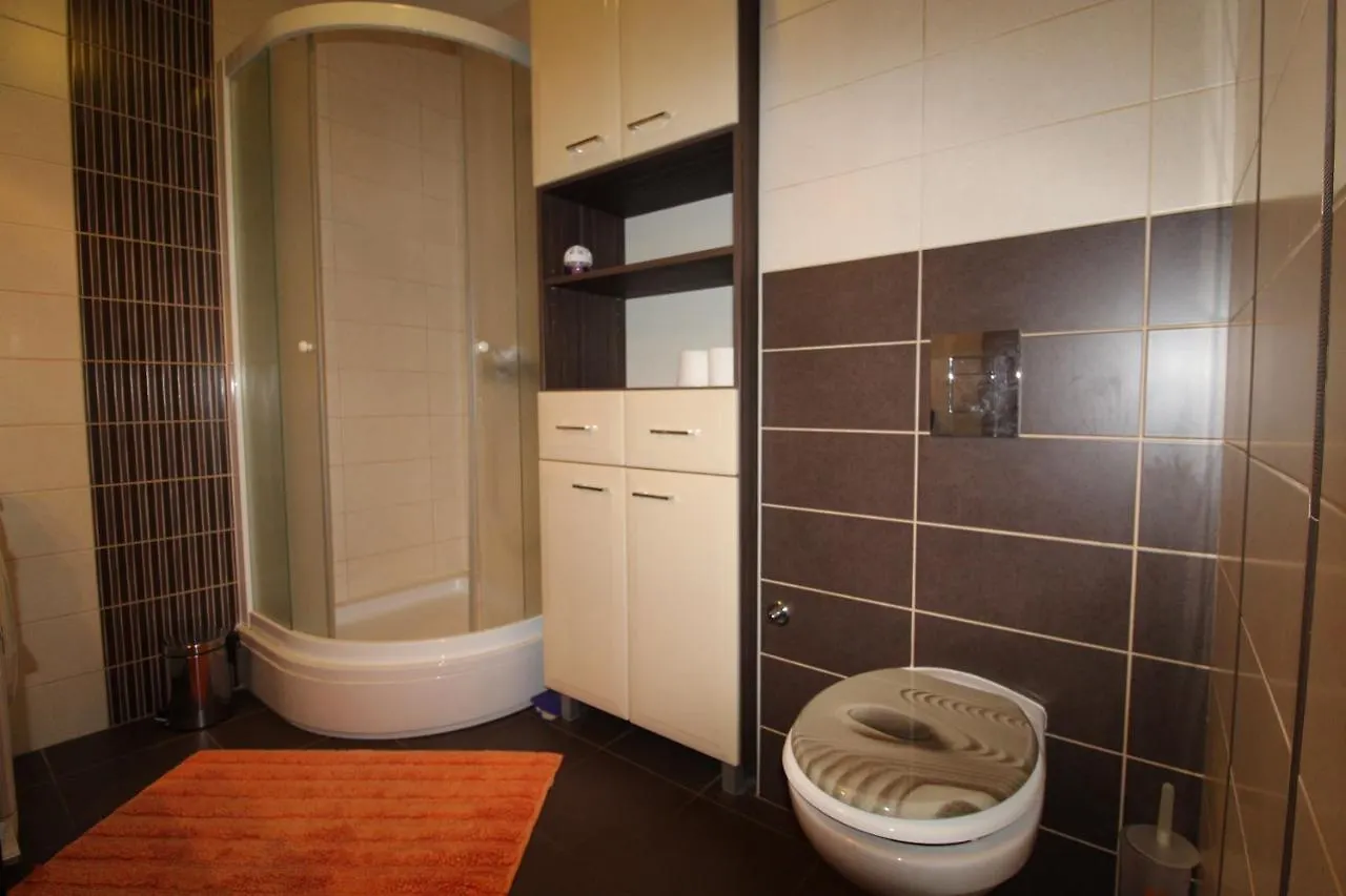 Macadamia Apartment With Garage Parking سبليت
