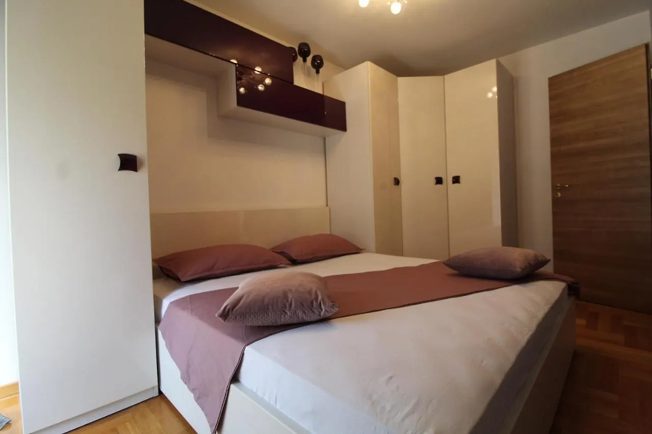 Macadamia Apartment With Garage Parking سبليت