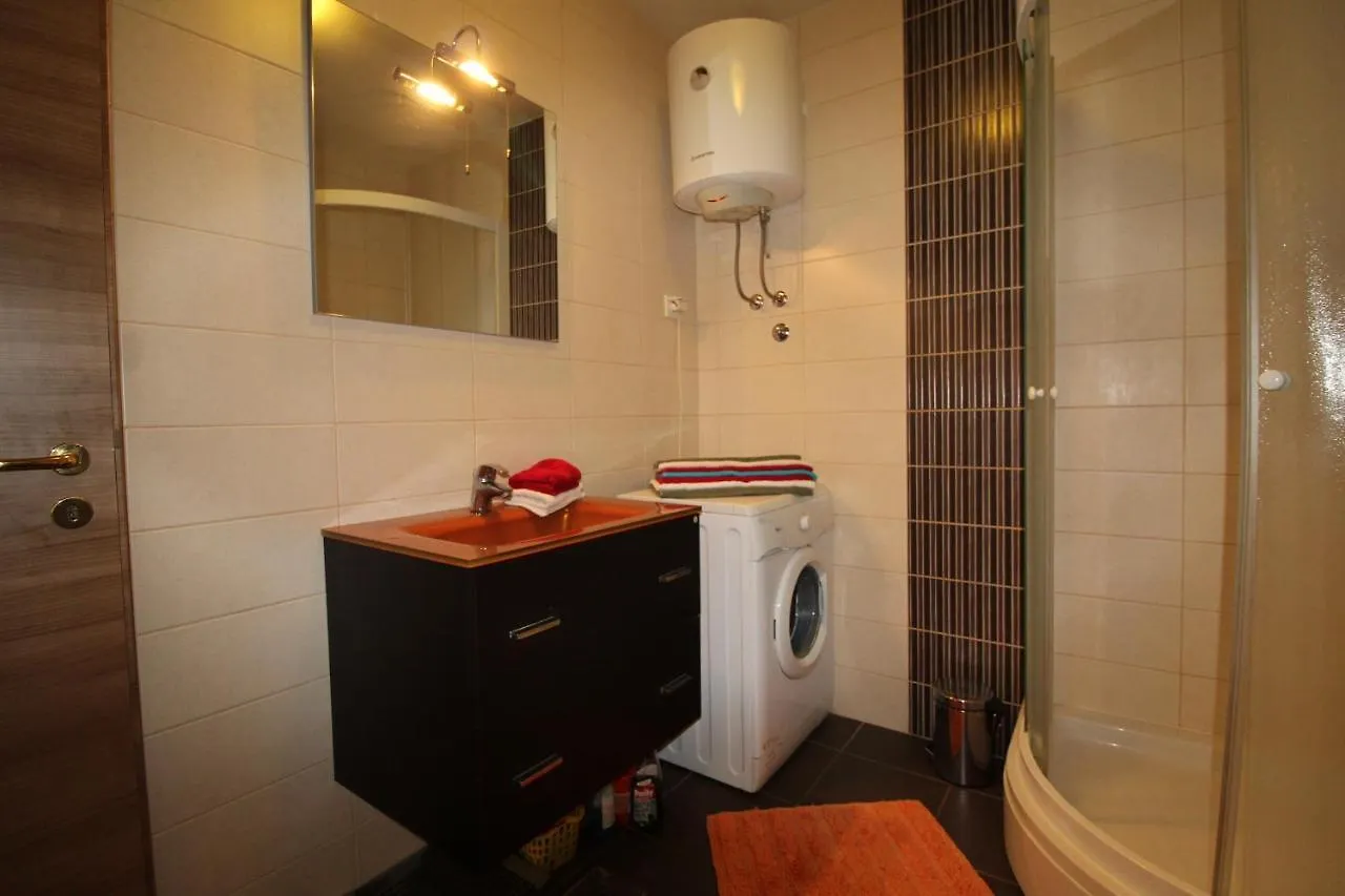 Macadamia Apartment With Garage Parking سبليت