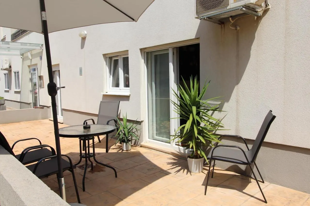 Macadamia Apartment With Garage Parking Split