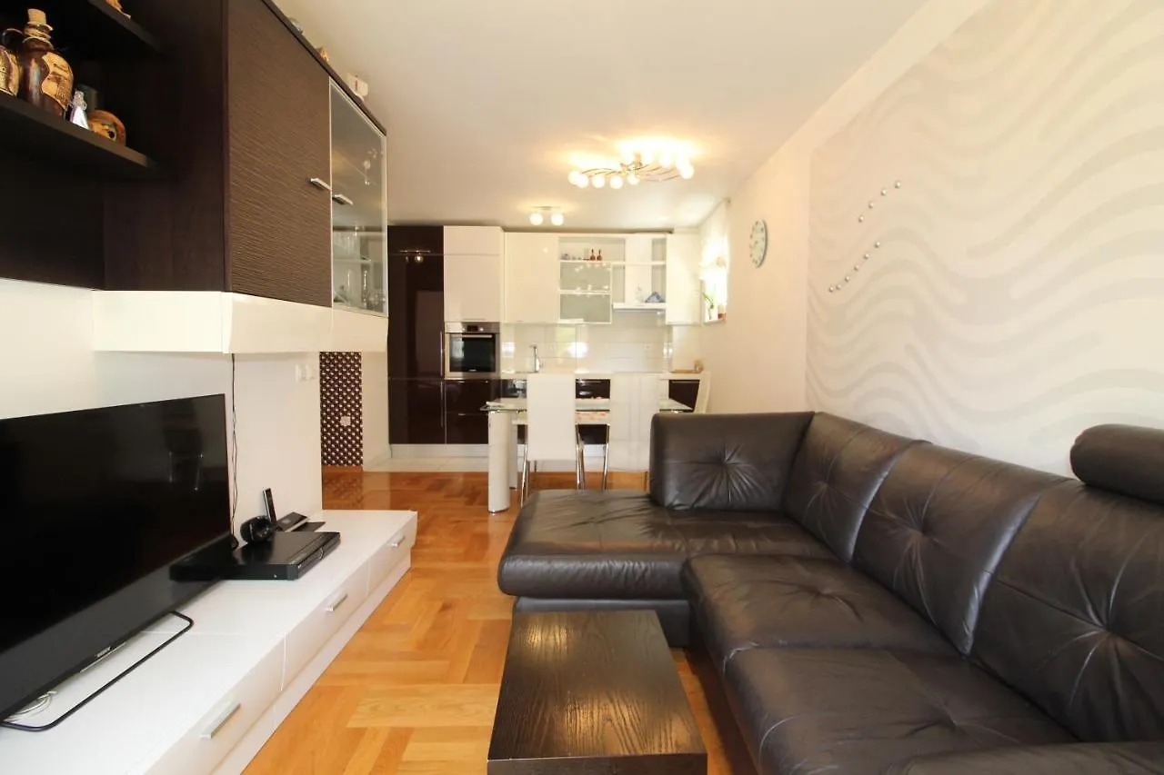 Macadamia Apartment With Garage Parking Split
