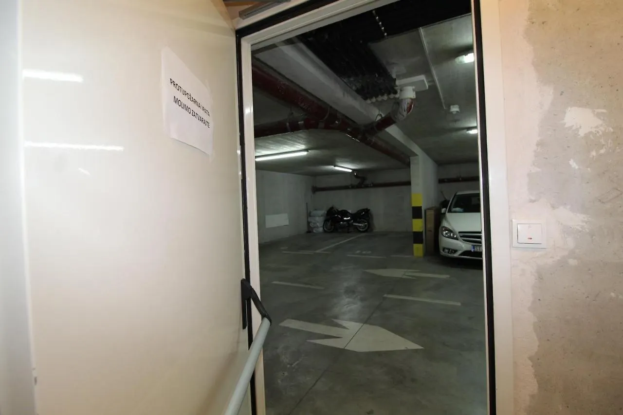 Macadamia Apartment With Garage Parking Split